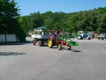 RS09 als Zugfahrzeug fr den Klberstall nimmt Aufstellung zum Umzug beim Heimatfest