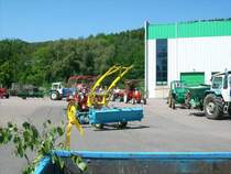 GT124 mit Vorbaustreuer und Hackrahmen nimmt Aufstellung zum Umzug beim Heimatfest.