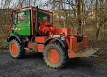 =Unimog steht abseits einer Baustelle in Petersberg-Marbach im Januar 2023