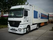 Mercedes-LKW am 30.Mai 2009 an einem Billigdiscounter in Bergen/Rgen.