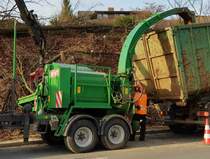 =JENZ-Schredder, eingesetzt auf einer Baustelle in Petersberg-Marbach, 01-2023