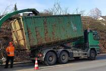 =MB Actros wird mit Schreddergut auf einer Baustelle in Petersberg-Marbach beladen, 01-2023