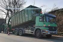 =MB Actros wird mit Schreddergut auf einer Baustelle in Petersberg-Marbach beladen, 01-2023