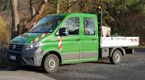 =VW Crafter II als Doppelkabiner mit Ladepritsche steht auf einer Baustelle in Petersberg-Marbach, 01-2023