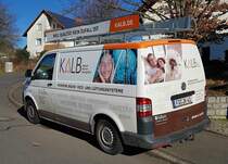 =VW T5 des Sanitärbetriebes KALB steht im Februar 2023 in Petersberg