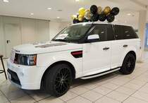 =Range Rover steht in der Ausstellungshalle der Technorama 2023 in Kassel