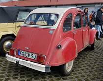 =Citroen 2 CV steht auf der Ausstellungsfläche der Technorama 2023 in Kassel