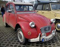 =Citroen 2 CV steht auf der Ausstellungsfläche der Technorama 2023 in Kassel