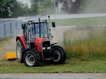 MF-3065, bzw. wegen Überfüllung geschlossen, oder doch nur Staubaufwirbelung beim Abschreddern vom hohen Graswuchs; 230614