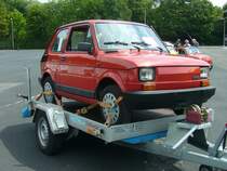 Fiat 126BIS. Der Fiat 126BIS ist die wassergekühlte Version des bereits im Jahr 1972 vorgestellten Fiat 126 und wurde unter dem Fiat-Label im polnischen FSM-Werk Tychy von 1987 bis 1991 produziert. Da die Abgaswerte nicht sonderlich gut waren und der Motor außerdem als nicht sonderlich standfest galt, wurde die Produktion nach nur vier Jahren wieder eingestellt. Der im Heck verbaute, wassergekühlte, Zweizylindermotor hat einen Hubraum von 706 cm³ und leistet 26 PS. Kleinwagentreffen an Mo´s Bikertreff in Krefeld am 22.07.2023.
