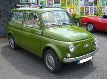 Autobianchi Bianchina Panoramica, gebaut von 1960 bis 1969. Das mit der Technik des Fiat 500 versehene Modell  Bianchina  kam 1957 als Coupe auf den Markt. Später kamen das Cabriolet, die Limousine und das Kombimodell  Panoramica  ebenfalls in das Verkaufsprogramm. Der im Heck, unter der Ladefläche verbaute Zweizylindermotor hat einen Hubraum von 499,5 cm³ und leistet 22 PS. Der abgelichtete Wagen wurde 1961 erstmailg zugelassen. Kleinwagentreffen an Mo´s Bikertreff in Krefeld am 22.07.2023.
