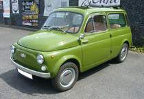 Autobianchi Bianchina Panoramica, gebaut von 1960 bis 1969. Das mit der Technik des Fiat 500 versehene Modell  Bianchina  kam 1957 als Coupe auf den Markt. Später kamen das Cabriolet, die Limousine und das Kombimodell  Panoramica  ebenfalls in das Verkaufsprogramm. Der im Heck, unter der Ladefläche verbaute Zweizylindermotor hat einen Hubraum von 499,5 cm³ und leistet 22 PS. Der abgelichtete Wagen wurde 1961 erstmailg zugelassen. Kleinwagentreffen an Mo´s Bikertreff in Krefeld am 22.07.2023.