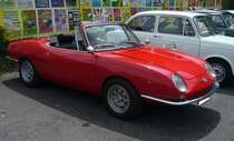 Profilansicht eines Abarth 1000 OT Spider in der Karosserie des Fiat 850 Fiat 850 Spider der ersten Serie, gebaut von 1965 bis 1968. Dieses flotte, zweisitzige, Cabriolet basiert auf dem Fiat 850 Coupe. Der im Heck verbaute, wassergekühlte Vierzylinderreihenmotor leistet im Fiat 49 PS aus 843 cm³ Hubraum. Hier wurde durch Abarth der Hubraum auf 982,2 cm³ aufgebohrt. Dadurch leistet der Motor dann 62 PS. Kleinwagentreffen an Mo´s Bikertreff in Krefeld am 22.07.2023. 