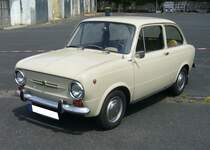 Fiat 850, produziert von 1964 bis 1974. Die 850´er Limousine wurde ein Jahr vor seine  Geschwistern  850 Spider und 850 Sportcoupe auf den Markt gebracht. Der Vierzylinderreihenmotor mit einem Hubraum von 903 cm³ ist im Heck verbaut. Dieser Motor leistet 34 PS. 1972 endete die Produktion in Italien. Bis 1974 wurde das Auto für den gesamten europäischen Markt aber noch bei SEAT in Spanien weiter produziert. Kleinwagentreffen an Mo´s Bikertreff in Krefeld am 22.07.2023.