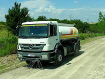 AXOR-1824 sprüht nächst Ivanovo(Bulgarien) Wasser auf die Straßenbaustelle; 230703