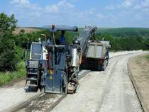 WIRTGEN Asphaltfräse, frißt sozusagen Zentimeter um Zentimeter nächst Ivanovo(Bulgarien) den Belag von der Straße; 230703