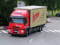 IVECO-310 der Spedition Hummer ist im Stadtgebiet von Ried i.I. unterwegs; 090609