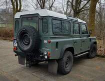 =Landrover Defender steht im Februar 2023 in Hünfeld