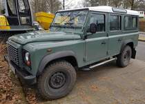 =Landrover Defender steht im Februar 2023 in Hünfeld
