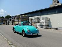 VW-Käfer-Cabrio am Weg zum Lagerhaus; 230709