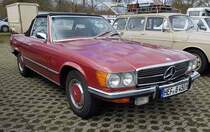 =MB Cabrio aus der Baureihe 107, ausgestellt auf der Freifläche der Technorama Kassel im März 2023