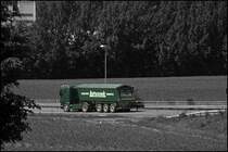 Neben dem  Flaggschiff , Scania R620, ist auch dieser Scania R580 recht aufllig im Baustofftransport. Auffallend sind die Gardinen in dunkelgrn und der Sattelkipper von KEMPF Fahrzeugbau mit LED-Lichtern und kleinen V8 Logos. (Colorkey)
