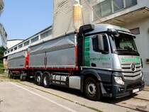 MB AROCS-3545 samt Hänger wird am sozusagen stillgelegten Bahnladegleis des Lgh-Ried mit Getreide beladen; 230711