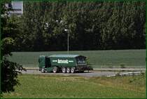 Neben dem  Flaggschiff , Scania R620, ist auch dieser Scania R580 recht aufllig im Baustofftransport. Auffallend sind die Gardinen in dunkelgrn und der Sattelkipper von KEMPF Fahrzeugbau mit LED-Lichtern und kleinen V8 Logos.
