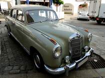 MB220, wohl eher der Reihe W180 zuzuordnen; wurde im Zeitraum von 1954-59 produziert, und während eines Stadtspaziergang in Ried sozusagen rein zufällig entdeckt; 230711