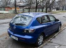 Rückansicht: blauer Mazda 3 erste Generation (Winning Blue nennt sich die Farbe). Foto: Januar, 2022.