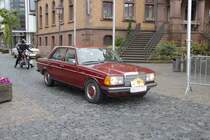 Mercedes-Benz W123 300D wartet auf den Start in 36088 Hnfeld zur ADAC-Oldtimersternfahrt nach Langenselbold zum Hessentag, 06.06.2009 
