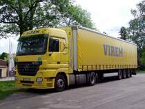 ACTROS1844(VIREM) mit Slowakischem Kennzeichen hat sich vor dem Bhf. Ried einen Platz gesucht, um das Feiertagsfahrverbot abzuwarten; 090611