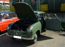 Lloyd LS 600 Kombi im Farbton nilgrün aus dem Jahr 1956. Gebaut wurde das Modell in den Jahren von 1955 bis 1957. Die Lloyd 600-Modelle läuteten bei der Bremer Firma den Übergang vom Zweitaktmotor zum Viertaktmotor ein. Für ein solches Kombifahrzeug waren im letzten Produktionsjahr 1957 mindestens DM 3.790,00 fällig. Der gebläsegekühlte Zweizylinderreihenmotor hat einen Hubraum von 596 cm³ und leistet 19 PS. 50. Jahrestreffen der Borgward I.G. e.V. an der  Alten Dreherei  in Mülheim an der Ruhr.