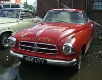 Ein rechtsgelenktes Borgward Isabella Coupe aus dem Jahr 1958. Das Isabella Coupe wurde serienmäßig in den Jahren von 1957 bis 1961 produziert. Consul Carl. F.W. Borgward hatte ursprünglich ein solches Coupe auf Basis der bereits 1954 vorgestellten Isabella Limousine als Geschenk für seine Gattin modellieren lassen. Da dieses Coupe beim Publikum sehr viel Anklang fand, wurde es dann ab Februar 1957 in Serie produziert. Das Coupe war immer mit dem stärkeren Motor der Isabella TS ausgestattet. Dieser Vierzylinderreihenmotor leistet 75 PS aus einem Hubraum von 1493 cm³. Ich denke dieses Isabella Coupe aus Großbritannien hatte die weiteste Anreise zum 50. Jahrestreffen der Borgward I.G. e.V. an der  Alten Dreherei  in Mülheim an der Ruhr.