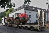Nachschuss auf den Volvo Schwerlastsattelzug mit einem Cat 566 Radlader, aufgenommen nahe einer Bahnbaustelle in Enscherange. 25.08.2023

