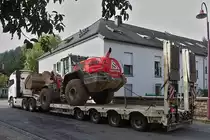 Nachschuss auf den Volvo Schwerlastsattelzug mit einem Cat 566 Radlader, aufgenommen nahe einer Bahnbaustelle in Enscherange. 25.08.2023


