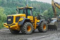 JCB 435 S Radlader steht an der Schotterverladestelle, an den Bahngleisen, nahe einer Bahnbaustelle bei Drauffelt. 25.08.2023