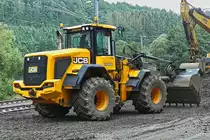 JCB 435 S Radlader steht an der Schotterverladestelle, an den Bahngleisen, nahe einer Bahnbaustelle bei Drauffelt. 25.08.2023