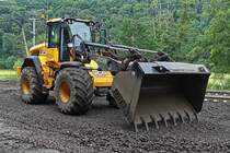 JCB 435 S Radlader, steht an der Schotterverladestelle, an den Bahngleisen, nahe einer Bahnbaustelle bei Drauffelt. 25.08.2023