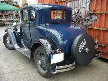 Heckansicht eines Ford Model A Coupe aus dem Jahr 1928 im Farbton bright blue. Zaungast beim 50. Jahrestreffen der Borgward I.G. e.V. an der  Alten Dreherei  in Mülheim an der Ruhr.