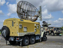 Mitte August 2023 war im Militärhistorischen Museum der Bundeswehr am Flugplatz Berlin-Gatow dieser Ural 375D mit Sekundärradar 1L22 Parol ausgestellt.