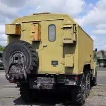 Im Militärhistorischen Museum der Bundeswehr am Flugplatz Berlin-Gatow kan dieser Ural 4320 mit Kofferaufbau besichtigt werden. (August 2023)