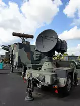 Im Vordergrund das Leitradar, dahinter das Information Coordination Center (ICC) einer Flugabwehrraketensystemeinheit MIM-23 HAWK. (Militärhistorisches Museum der Bundeswehr am Flugplatz Berlin-Gatow, August 2023)