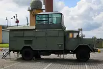 Dieser mobile Tower (Flugsicherungsanlage 70) für Feldflugplätze auf Basis des MAN 630 L2A ist Teil der Ausstellung im Militärhistorischen Museum der Bundeswehr am Flugplatz Berlin-Gatow. (August 2023)