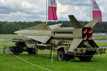 Dieser Anhänger ist mit einer von 1959 bis 1989 bei der Bundeswehr als Flugabwehrrakete MIM-14 NIKE HERCULES beladen. (Militärhistorisches Museum der Bundeswehr am Flugplatz Berlin-Gatow, August 2023)