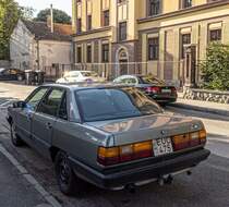 Rückansicht: Audi 100 C3. Foto: 06.2023. Wurde das Auto ursprünglich auf den US Markt gebaut?? Der Platz fürs Kennzeichen sieht ziemlich klein aus.