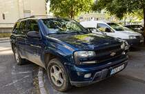 Diesen blauen Chevrolet TrailBlazer (Baujahr 2004) habe ich in Juni, 2022 aufgenommen.