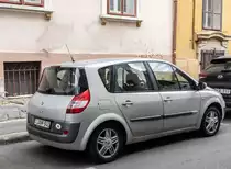 Rückansicht / Seitenansicht: Renault Scenic Mk2. Foto: 06.2023.
