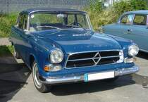 Borgward 2.3 Liter, P100 war die interne Werksbezeichnung, des von 1960 bis 1962 gebauten Modells. Der  Dicke , wie er auch genannt wurde, erlebte seine Vorstellung im September 1959 auf der Frankfurter Automobil Ausstellung. Auf dem Brüsseler Salon des Jahres 1960 stand dann der technisch optimierte P100 mit einer neuen Luftfederung. Technisch gut konzipiert und optisch gelungen brachte der Wagen die besten Voraussetzungen für Marktanteile in der Oberklasse. Der Konkurs der Borgward-Gruppe bereitete der Karriere dieses Modelles ein vorzeitiges Ende. Das Auto kostete durchgängig DM 12.350,00. Die Luftfederung stand mit DM 800,00 und das Automaticgetriebe Hansa-Matic mit DM 980,00 in der Aufpreisliste. Der Sechszylinderreihenmotor hat einen Hubraum von 2238 cm³ und leistet 100 PS. Die Höchstgeschwindigkeit gaben die Bremer mit 160 km/h an. 50. Jahrestreffen der Borgward I.G. e.V. an der  Alten Dreherei  in Mülheim an der Ruhr.
