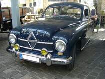 Borgward Hansa 1500 in der Karosserieversion zweitürige Limousine. Für gewaltiges Aufsehen sorgte der Hansa 1500 bei seiner Vorstellung auf dem Genfer Salon im März 1949. Er war der erste völlig neue PKW der deutschen Autoindustrie nach WW2 und zugleich das erste deutsche Auto mit einer Pontonkarosserie nach US-amerikanischen Vorbild. Das Modell war als zwei- und viertürige Limousine, als zweitüriges, viersitziges Cabriolet und zweitüriges Kombimodell lieferbar. Bis zur Ablösung durch den ähnlichen Hansa 1800 im Sommer 1952 wurden insgesamt 23.140 Hansa 1500 (alle Karosserieversionen zusammen gerechnet) gebaut. Eine solche zweitürige Limousine schlug im Jahr 1949 mit einem Kaufpreis von DM 7.600,00 zu Buche. Dafür bekam man ein solides und robustes Auto mit hervorragenden Fahreigenschaften. Der Vierzylinderreihenmotor hat einen Hubraum von 1498 cm³ und leistete anfänglich 48 PS. Im Herbst 1950 stieg die Motorleistung auf 52 PS. Die Höchstgeschwindigkeit gaben die Bremer mit 121 km/h bei einem Verbrauch von 10 Litern auf 100 Kilometer an. 50. Jahrestreffen der Borgward I.G. e.V. an der  Alten Dreherei  in Mülheim an der Ruhr.